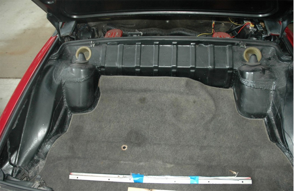 1975 Porsche 914 Trunk © 2024 Flashback Racing